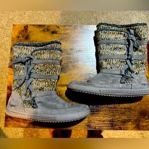Women’s sweater boots size 7
